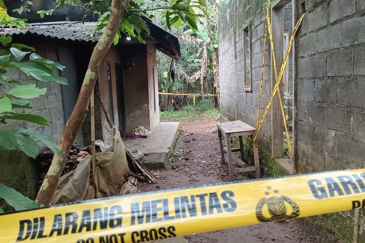 Rumah korban dan terduga pelaku bersampingan di Dusun Citengah, Desa Sukamulya, Kecamatan Cihaurbeuti, Kabupaten Ciamis, Jawa Barat, Selasa (3/6/2025).