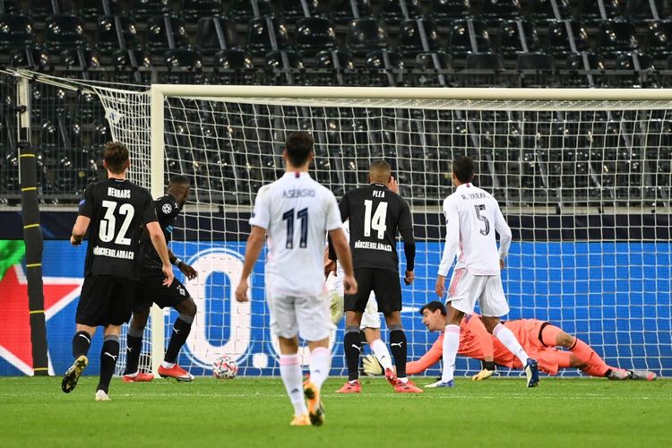 Proses gol kedua penyerang Borussia Moenchengladbach Marcus Thuram ke gawang Real Madrid pada laga matchday kedua Grup B Liga Champions di Stadion Borussia Park, Selasa (27/10/2020) atau Rabu dini hari WIB. 