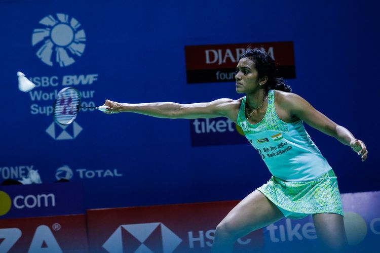 Pebulu tangkis tunggal putri India, V. Sindhu mengembalikan bola ke arah pasangan asal Jepang, Aya Ohori dalam laga babak kedua Indonesia Open 2018 di Istora Senayan, Jakarta, Kamis (5/7/2018). Pebulu tangkis tunggal putri India, V. Sindhu menang dengan skor 21-17 21-14.