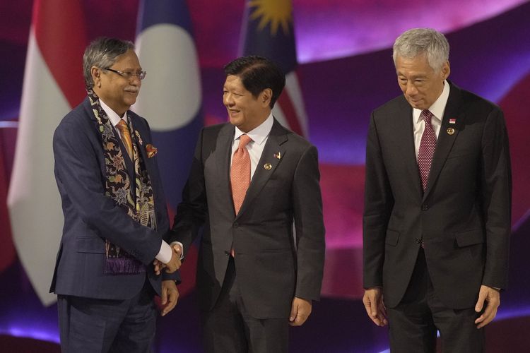 Presiden Filipina Ferdinand Marcos Jr bersalaman dengan Presiden Bangladesh Mohammed Shahabuddin (kiri), dan Perdana Menteri Singapura Lee Hsien Loong (kanan) berdiri di sampingnya saat sesi foto bersama dalam pembukaan KTT ASEAN di Jakarta, Indonesia, Selasa (5/9/2023).