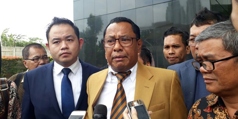 Ketua Tim Hukum DPN Peradi yang menangani perkara Fredrich, Sapriyanto Refa di gedung KPK, Kamis (11/1/2018).