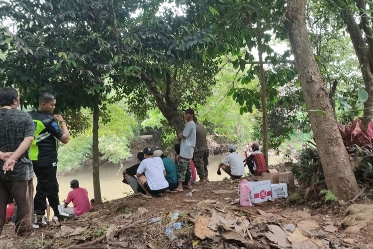 Proses pencarian oleh Tim SAR terhadap dua anak berinisial SR (11) dan BP (8) yang hilang diduga tenggelam saat mandi di Kali Ciliwung, menjadi tontonan warga.  Untuk diketahui, peristiwa itu tepatnya terjadi di Jalan Harapan Rt. 01 RW 08 Kelurahan Lenteng Agung, Kecamatan Jagakarsa, Jakarta Selatan, Minggu (15/1/2023) sore. 