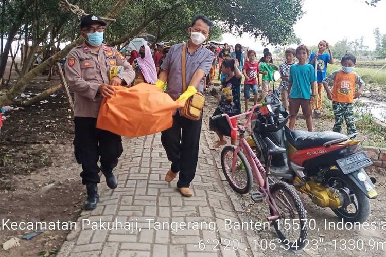 Indonesian security personnel in Tangerang, Banten evacuate remains of one of the victims of the Sriwijaya Air Flight SJ182 on Tuesday, (19/1/2021)