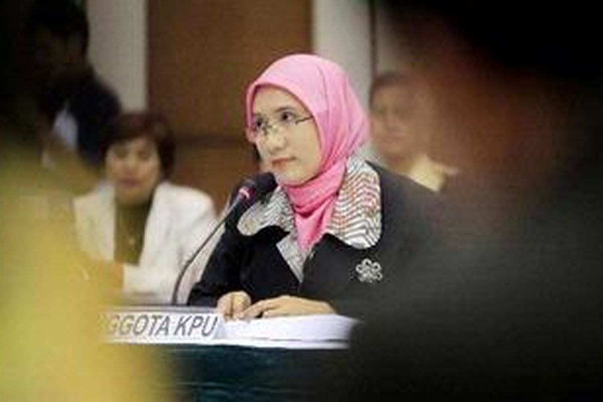 Anggota Komisi Pemilihan Umum (KPU) Andi Nurpati Baharuddin menjawab berbagai tuduhan yang dilontarkan oleh anggota Badan Pengawas Pemilu (Bawaslu) saat sidang kode etik di Gedung KPU, Jalan Imam Bonjol, Jakarta Pusat, Selasa (29/6/2010). 