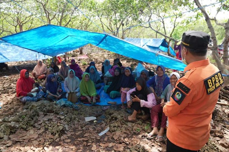 Pelaksana Tugas (Plt) Gubernur Sulsel, Andi Sudirman Sulaiman menemui para korban gempa di Pulau Bonerate, Kabupaten Kepulauan Selayar.