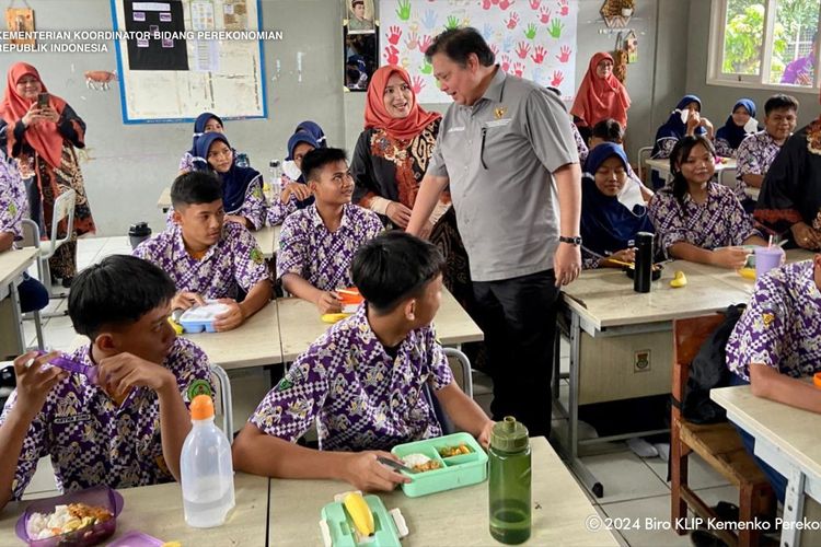 Menteri Koordinator (Menko) Bidang Perekonomian Airlangga Hartarto memenuhi undangan Pemerintah Kabupaten (Pemkab) Tangerang yang mengadakan simulasi program makan siang bernama Anak Sehat dan Sejahtera (Aksara) di SMPN 2 Curug Kabupaten Tangerang, Kamis (29/2/2024).
