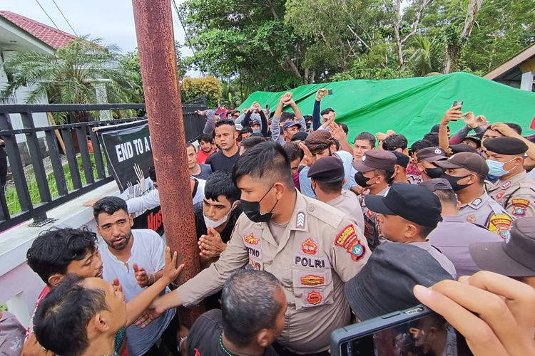 Aparat kepolisian berupaya memisahkan warga para pencari suaka di depan kantor UNHCR Tanjungpinang, Senin (19/9/2022).