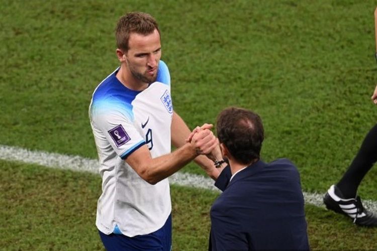 Harry Kane (kiri) menyalami Gareht Southgate setelah ditarik keluar pada pertengahan laga Grup B Piala Dunia 2022 yang mempertemukan Wales vs Inggris di Ahmed bin Ali Stadium, Rabu (30/11/2022) dini hari WIB. Terdekat, Harry Kane akan memimpin timnas Inggris menghadapi Perancis pada perempat final Piala Dunia 2022. Laga Inggris vs Perancis akan dihelat di Al Bayt Stadium, Minggu (11/12/2022) dini hari WIB.