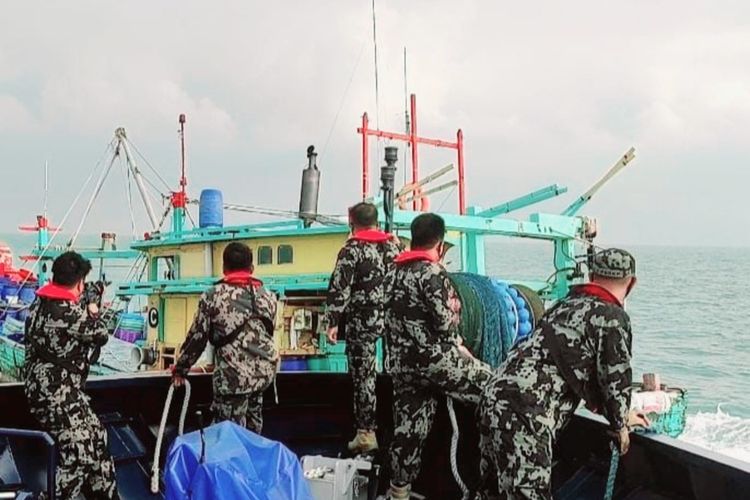 Kementerian Kelautan dan Perikanan (KKP) menangkap satu kapal ikan illegal fishing berbendera Malaysia di Wilayah Pengelolaan Perikanan Negara Republik Indonesia (WPPNRI) 571 Selat Malaka pada Minggu (26/9/2021). Kapal berbendera Malaysia yang ditangkap ini dioperasikan oleh nakhoda dan awak kapal warga negara Indonesia.