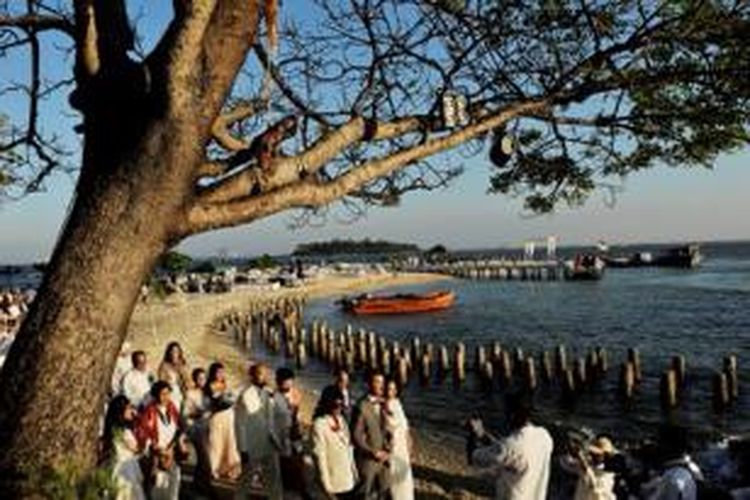 Beton di sekeliling pulau melindungi Kelor di Kepulauan Seribu, Jakarta, dari terjangan gelombang yang menyebabkan abrasi, Sabtu (24/8/2013).