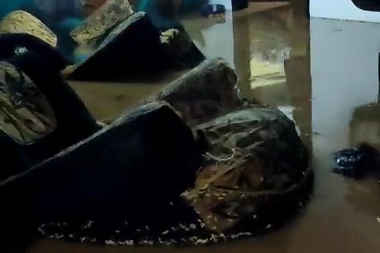 Sejumlah barang-barang milik salah sstu warga di Kecamatan Banjaran Wetan, Kabupaten Bandung, Jawa Barat, terendam air setinggi 2 meter akibat luapan Sungai Citarum, pada Selasa (5/11/2024)