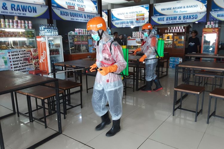 Penyemprotan Disinfektan, di salah satu puja sera yang ada di rest area tol Semarang-Batang di Kendal. KOMPAS.COM/SLAMET PRIYATIN