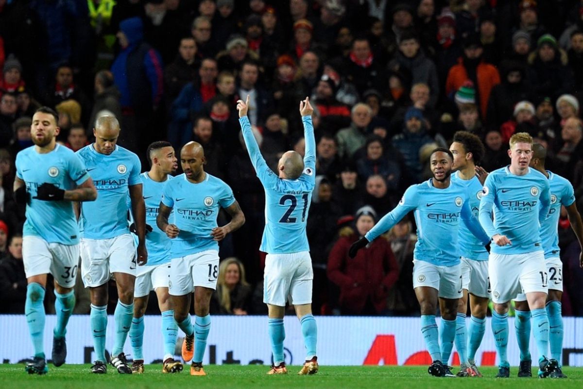 Gelandang Manchester City, David Silva (tengah), merayakan gol yang dia cetak ke gawang Manchester United dalam laga Liga Inggris di Stadion Old Trafford, Manchester, pada 10 Desember 2017.