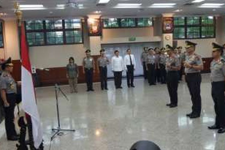 Kapolri Jenderal Pol Tito Karnavian menaikkan pangkat 15 perwira Polri di Rupatama Mabes Polri, Jakarta, Selasa (25/10/2016).