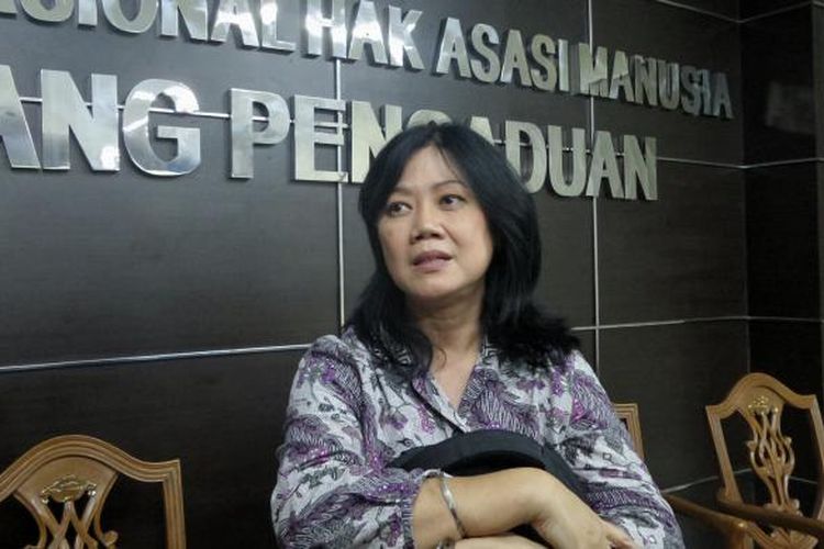 Komisioner Komnas HAM, Siane Indriana, saat memberikan keterangan terkait sinergitas Tim Evaluasi Penanganan Terorisme, Polri dan BNPT dalam menyelesaikan masalah terorisme di Poso. Selasa (9/8/2016).