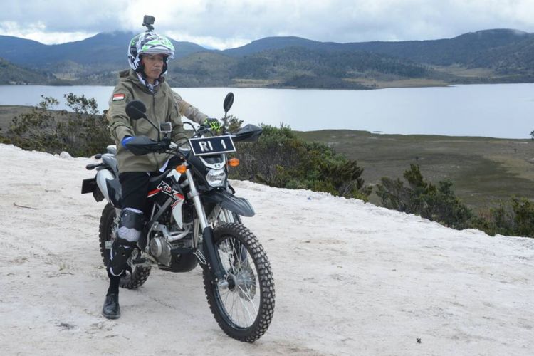 Presiden Joko Widodo menaiki motor trail untuk menjajal salah satu ruas Trans Papua yang masih dalam tahap pengerjaan, Rabu (10/5/2017).