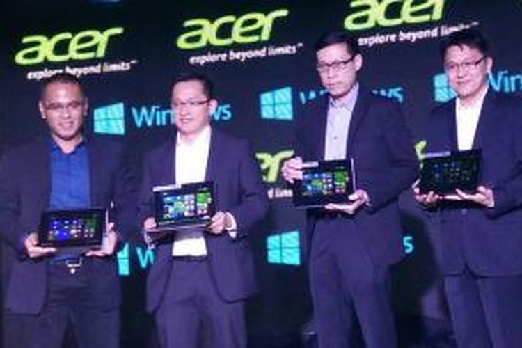 (Ki-ka) Harry K. Nugraha, Country Manager Intel Indonesia; Herbert Ang, Presdir Acer Indonesia; Riko Gunawan, Head of Product Mgmt Acer Indonesia; dan Budi Janto, Consumer Channel Group Microsoft Indonesia saat peluncuran Acer One 10 di Jakarta, Selasa (27/1/2015)