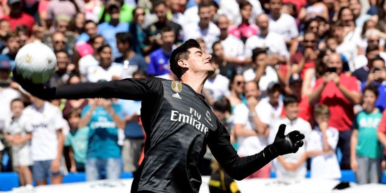 Thibaut Courtois melempar bola ke arah suporter saat diperkenalkan sebagai pemain baru Real Madrid di Stadion Santiago Bernabeu, Madrid, Spanyol pada 9 Agustus 2018.
