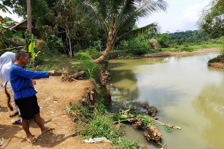 Warga Kampung Leuwi Ili, Desa Muara, Kecamatan Cijeunjing, Kabupaten Ciamis, Jawa Barat, menunjukkan lokasi tragedi susur sungai maut dalam acara Pramuka di Sungai Cileueur, Kabupaten Ciamis, Sabtu (16/10/2021).