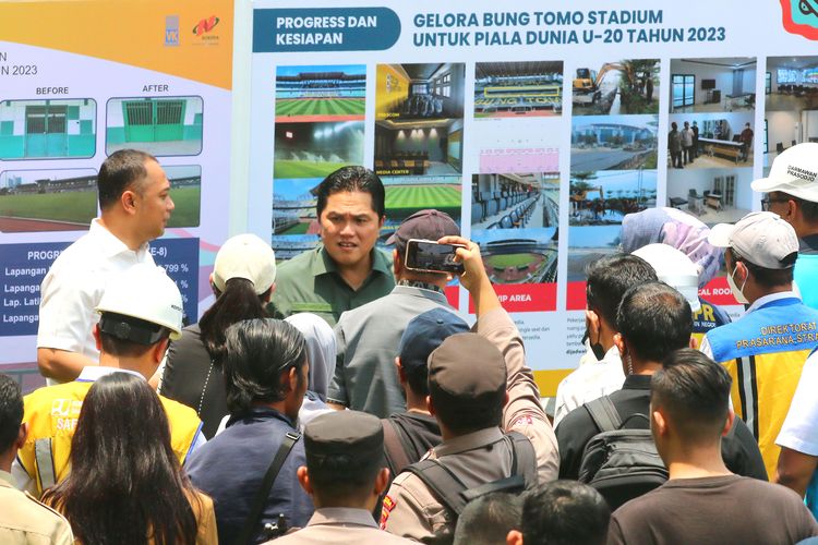 Ketua Panitia Penyelenggara FIFA U20 World Cup 2023 (LOC), Erick Thohir saat meninjau langsung proses renovasi Stadion Gelora Bung Tomo (GBT) Surabaya, Senin (13/3/2023) siang.