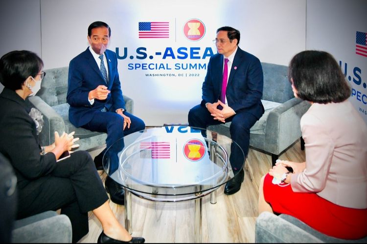 Presiden Joko Widodo bertemu sejumlah tokoh di sela-sela penyelenggaraan KTT Khusus ASEAN-AS di Washington DC, Jumat (13/5/2022). Presiden sempat berbincang dengan PM Vietnam Pham Minh Chinh dan Utusan Khusus Presiden AS untuk Iklim John Kerry.