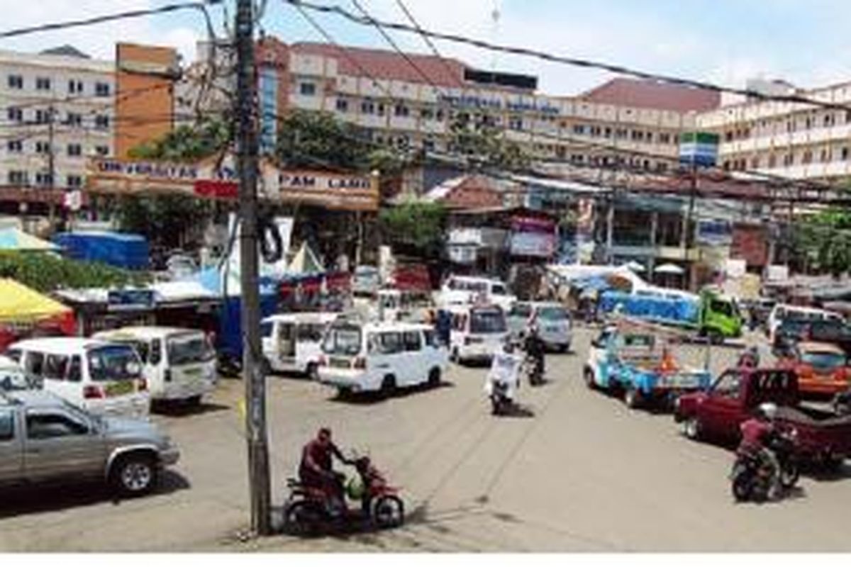 Keruwetan lalu lintas di Bundaran Pamulang, Kota Tangerang Selatan, Banten, Senin (20/4/2015). Kerusakan jalan, kemacetan, dan sampah, masih menjadi masalah utama yang dihadapi Kota Tangerang Selatan. 