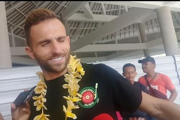 Penyerang Bali United, Ilija Spasojevic saat tiba di Bandara I Gusti Ngurah Rai, Bali, Selasa (3/12/2019).