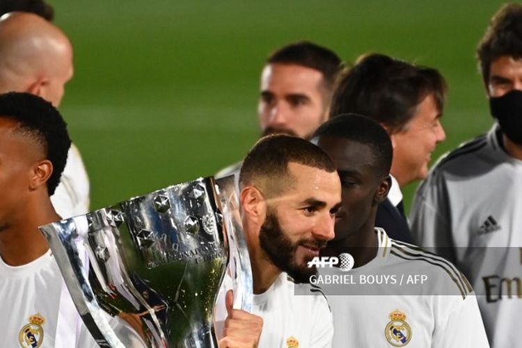 Striker Real Madrid Karim Benzema merayakan gelar juara Liga Spanyol setelah memenangi laga melawan Villarreal di Stadion Alfredo Di Stefano, Kamis (17/7/2020) dini hari WIB. 