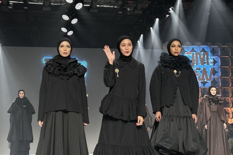 Desainer Irmasari Joedawinata (tengah) saat ditemui Kompas.com di Jakarta Muslim Fashion Week 2026, di Jakarta Selatan, Sabtu (8/11/2025).