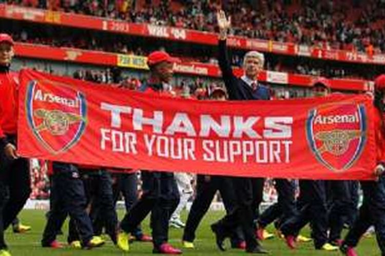 Arsene Wenger melakukan lap of honour seusai laga Arsenal vs Aston Villa di Stadion Emirates, Minggu (15/5/2016).