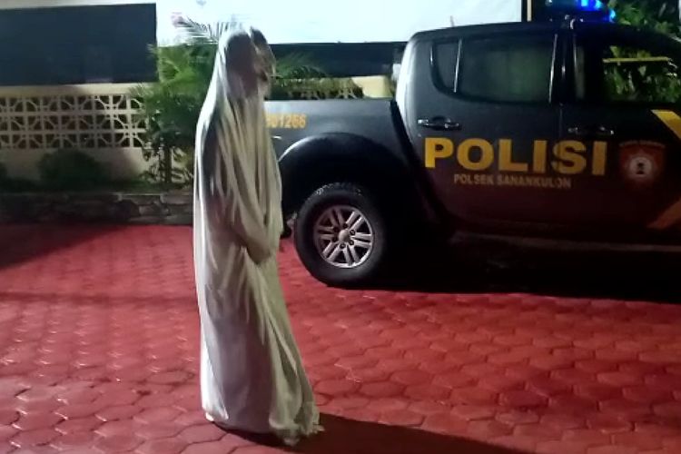 Tangkapan layar video menunjukkan salah satu remaja pemeran hantu pocong yang ditangkap polisi sedang menjalani hukuman fisik di Mapolsek Sanankulon, Kabupaten Blitar, Jawa Timur, Kamis malam (8/4/2021)