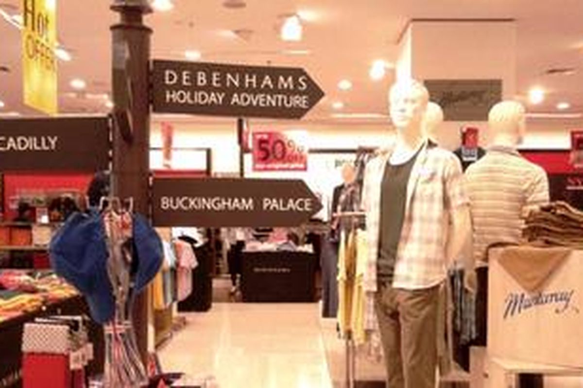 Untuk memberikan suasana London yang kental, sebagian area Debenhams didekorasi dengan berbagai pernik yang bernuansa London. 