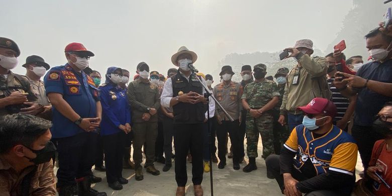 Bandung Mayor Requests Residents to Keep Trash at Home Until TPA Fire is Extinguished