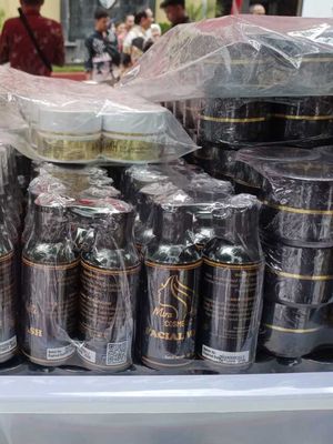 Beberapa contoh produk kecantikan yang disebut mengandung bahan berbahaya saat diekspose Polda Sulsel, pada Jumat (8/11/2024).