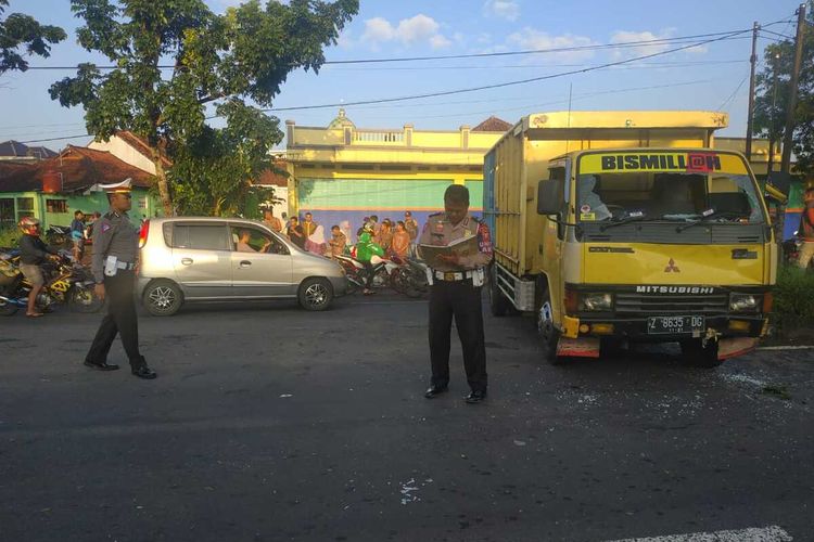 Anggota Satlantas Polres Tasikmalaya Kota sedang olah TKP seorang kepala sekolah tewas tertabrak truk saat akan pergi mengajar di Jalan Sewaka, Kota Tasikmalaya, Senin (2/3/2020) pagi.