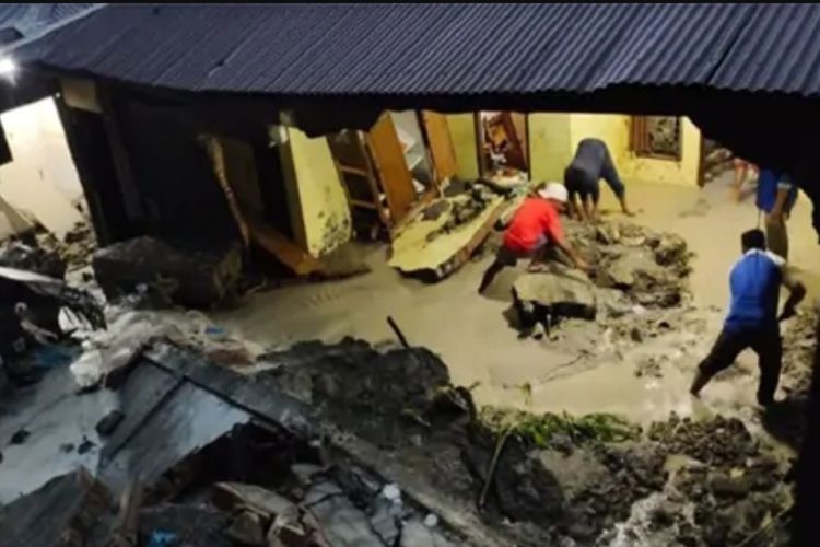 Foto: Saluran Irigasi jebol merembes ke salah satu rumah di Nagori Bandar Dolok, Kecamatan Tiga Dolok, Kabupaten Simalungun, Sumut, Rabu (22/6/2022) Dok: Nagori Bandar Dolok.