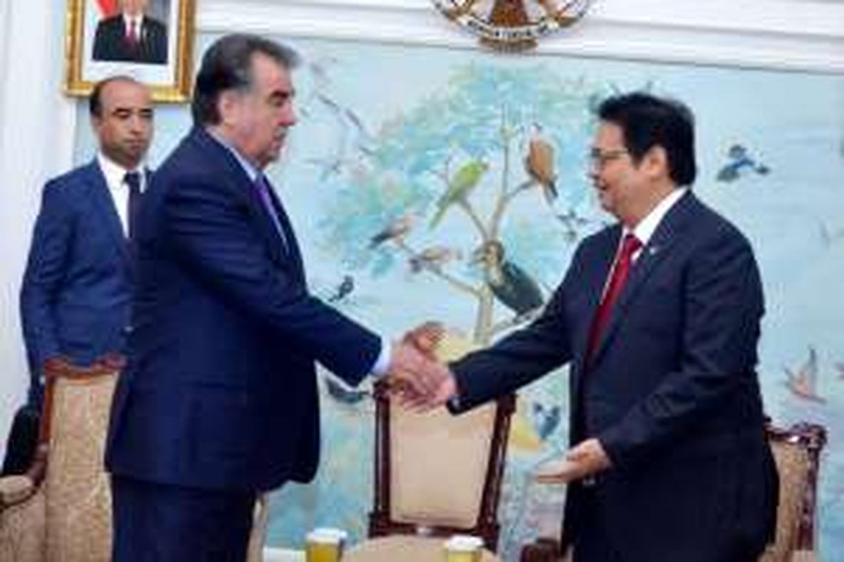 Menteri Perindustrian RI Airlangga Hartarto bersalaman dengan Presiden Republik Tajikistan H.E. Mr. Emomali Rahmon di ruang VVIP Bandara Halim Perdanakusuma, Jakarta, 31 Juli 2016