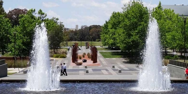 Taman dengan air mancur di depan Perpustakaan Nasional Australia di Canberra.