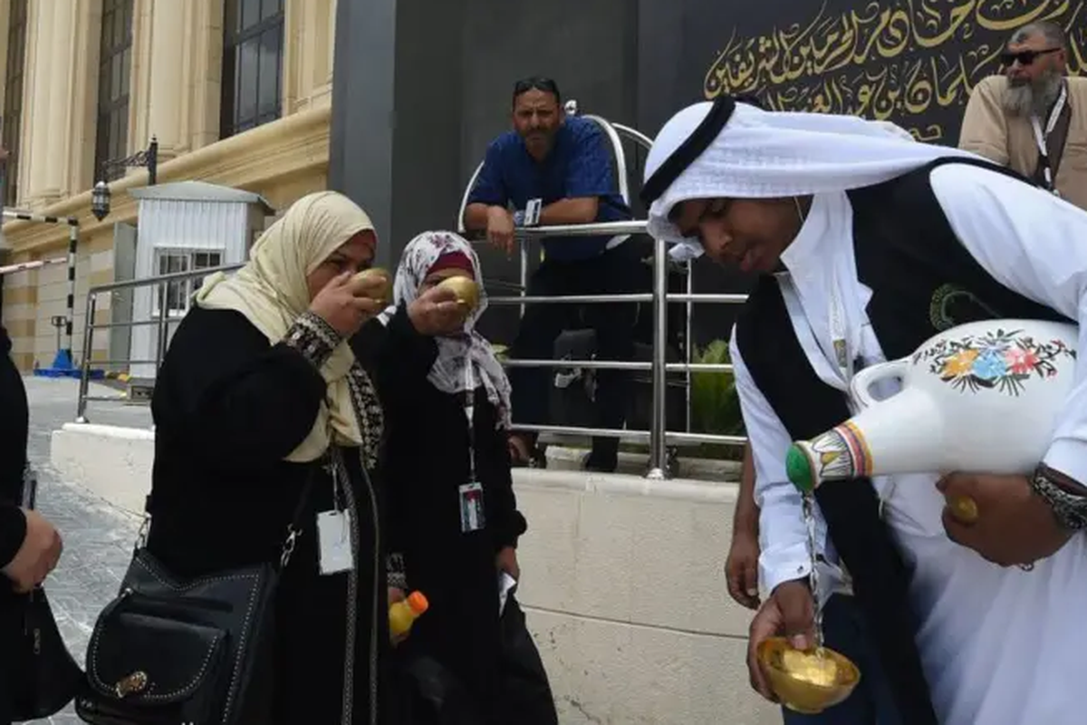 Air Zamzam bisa dinikmati oleh jemaah haji dan umrah di Arab Saudi.