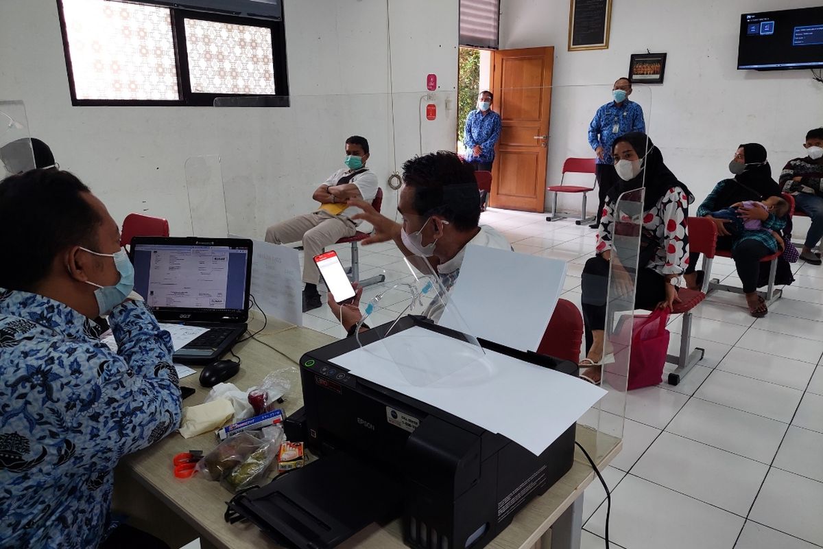 Para orangtua/wali murid yang mendaftar PPDB jalur zonasi secara langsung di SDN 06 Tangerang, Kecamatan Tangerang, Kota Tangerang, pada Kamis (17/6/2021).