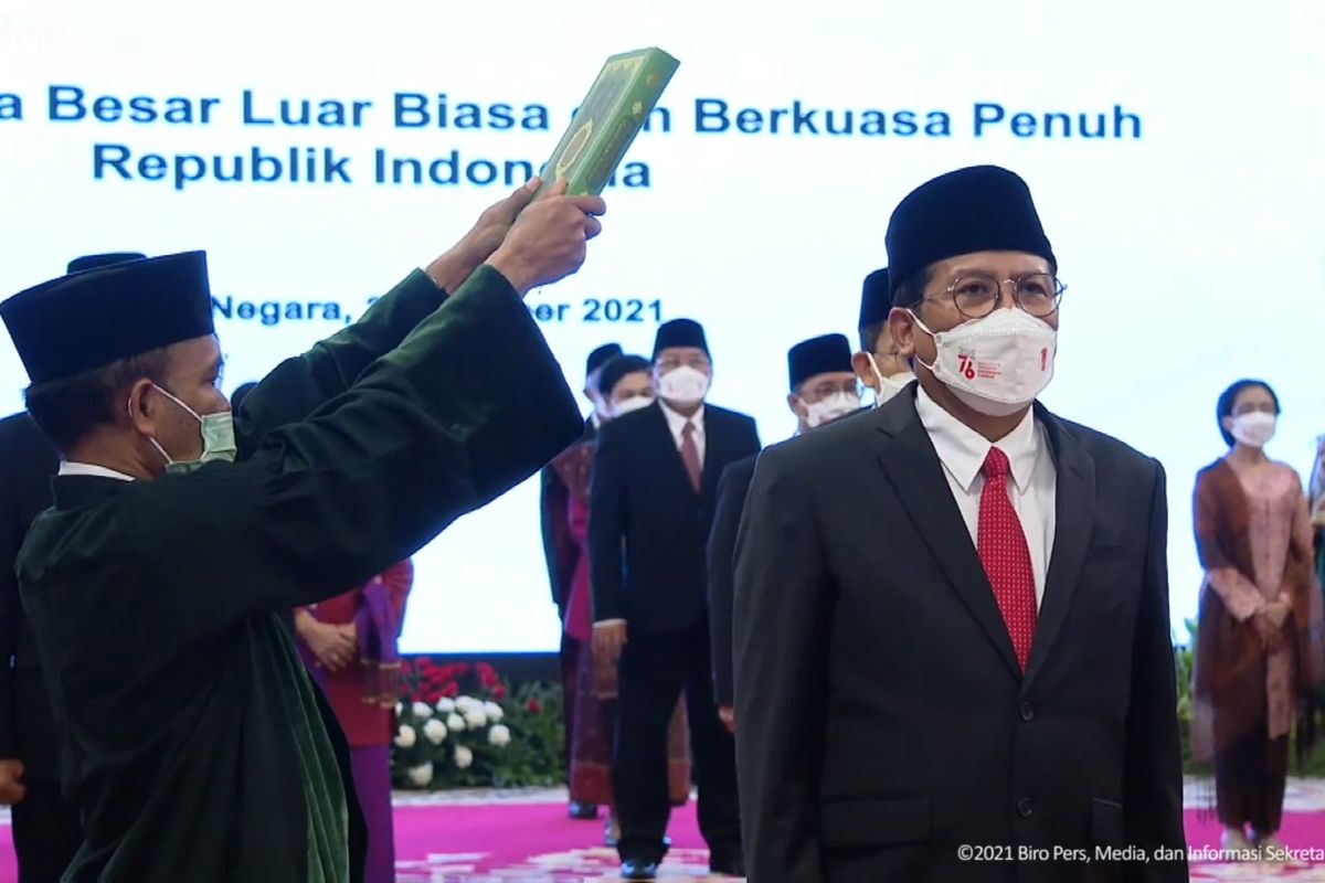 Foto tangkapan layar YouTube Sekretariat Presiden: Presiden Joko Widodo melantik 17 Duta Besar Luar Biasa dan Berkuasa Penuh Republik Indonesia di Istana, Senin (25/10/2021).