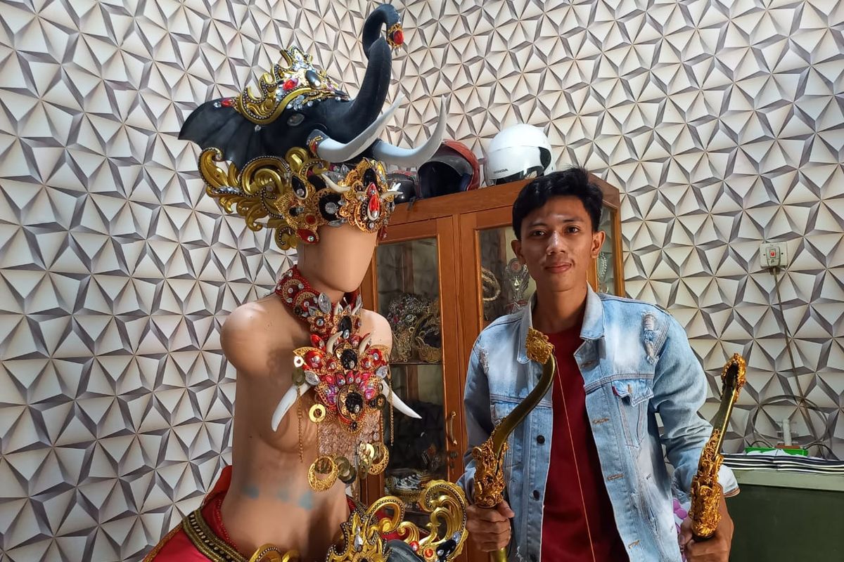 Adhe Pamungkas menunjukkan hasil karya aksesoris yang dirakitnya, Sabtu (14/5/2022). 