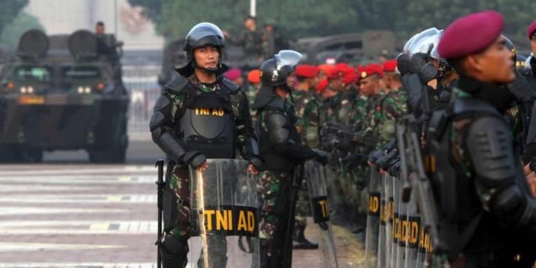 Anggota Kopassus mengikuti apel siaga menjelang pelantikan presiden dan wakil presiden terpilih, di Parkir Timur Senayan, Jakarta Pusat, Kamis (16/10/2014). Apel gabungan ini melibatkan 2.400 personel dari tiga angkatan di TNI dan Polri untuk pengamanan acara pelantikan 20 Oktober mendatang. 