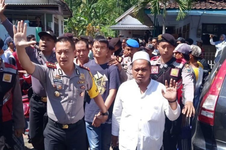 Kapolres Jember, AKBP Kusworo Wibowo, Saat Mengevakuasi Warga Negara Asing dan Staf Dari Dinas Energi Sumber Daya Mineral Provinsi Jawa Timur Dari Ratusan Warga Desa Pace, Kecamatan Silo, Kabupaten Jember, Jawa Timur, Rabu (5/12/2018).