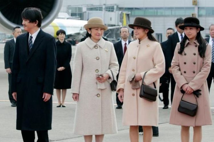 Putri Mako (ketiga dari kiri) bersama ayahnya Pangeran Akishino dan ibunya serta adiknya Putri Kako (paling kanan) di bandara Haneda, Tokyo pada Februari 2017.