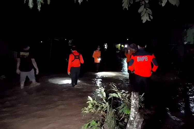 BPBD Kabupaten Luwu, Sulawesi Selatan memantau kondisi banjir yang terjadi akibat meluapnya Sungai Bua, Selasa (21/12/2021) dini hari tadi.