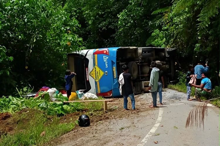 Bus damri terguling di jalur Bada-Tentena, Sulteng setelah berpapasan dengan dump truck, Senin (8/4/2024). Bus itu mengangkut 24 orang, di mana lima orang mengalami luka berat.