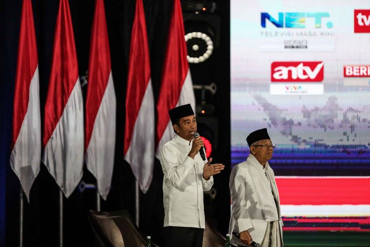 Pasangan capres-cawapres nomor urut 01 Joko Widodo dan Maruf Amin mengikuti debat kelima Pilpres 2019 di Hotel Sultan, Jakarta, Sabtu (13/4/2019). Debat kelima tersebut mengangkat tema Ekonomi dan Kesejahteraan Sosial, Keuangan dan Investasi serta Perdagangan dan Industri.