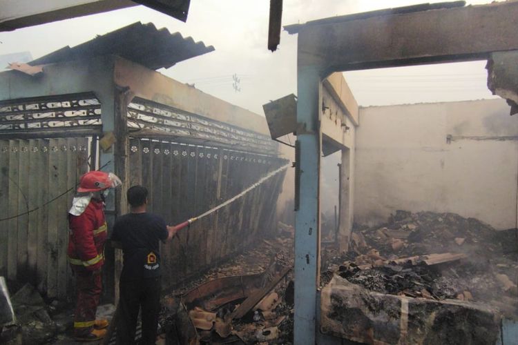 Petugas Damkar Banyuwangi memadamkan api kebakaran di Pasar Bajulmati, Kecamatan Wongsorejo, Banyuwangi, Jawa Timur, Sabtu (15/1/2022). Dok TRC BPBD Banyuwangi