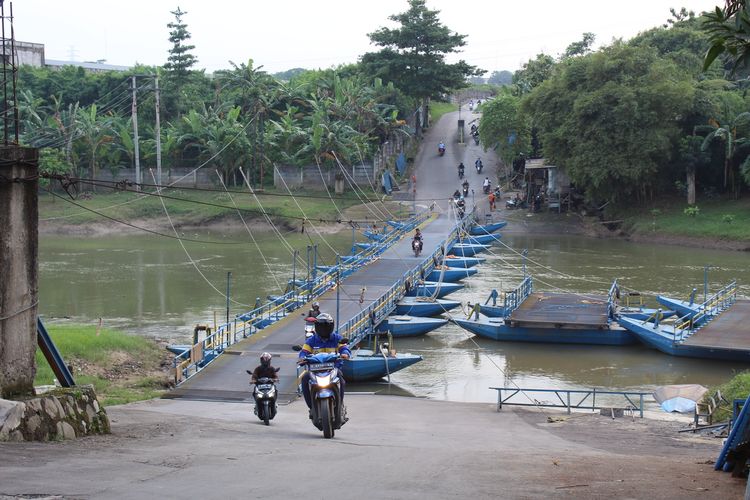 Dahulu jalan di Dusun Rumambe 1 Desa Anggadita yang kini berdiri Jembatan Perahu Ponton milik Haji Endang buntu dan kerap tempat kerbau menyeberang saat digembala.
